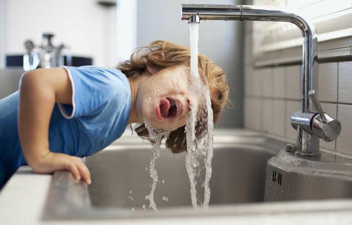 Диетологи советуют заказывать воду в офис, а не пить из-под крана