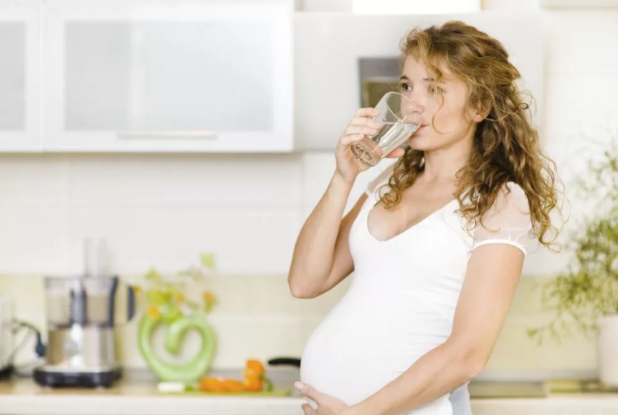 Зачем при беременности пить воду