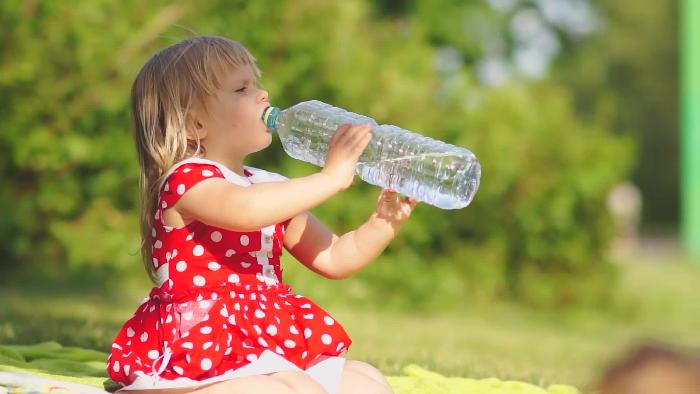 Как приучить детей пить воду