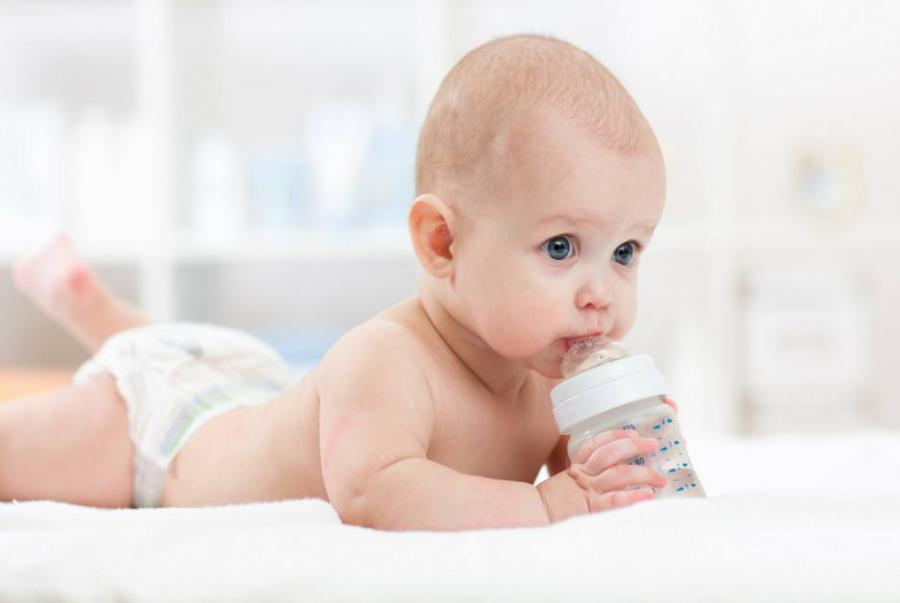 Почему ребенку нужна вода, а не сок и чай?