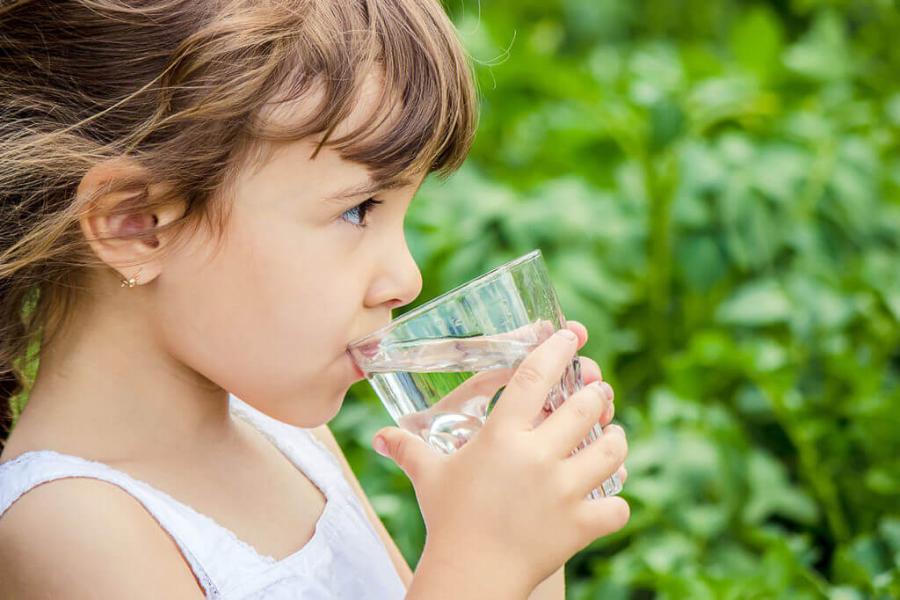 Почему детям нужна вода, а не сок и чай?