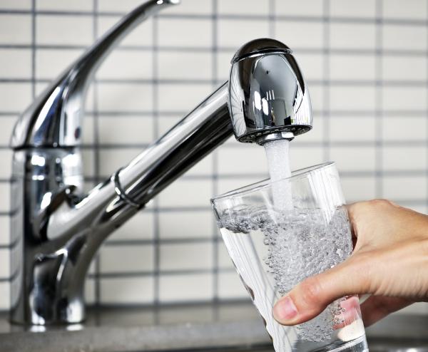 Опасно ли пить воду из-под крана? Опасно ли пить воду из-под крана?