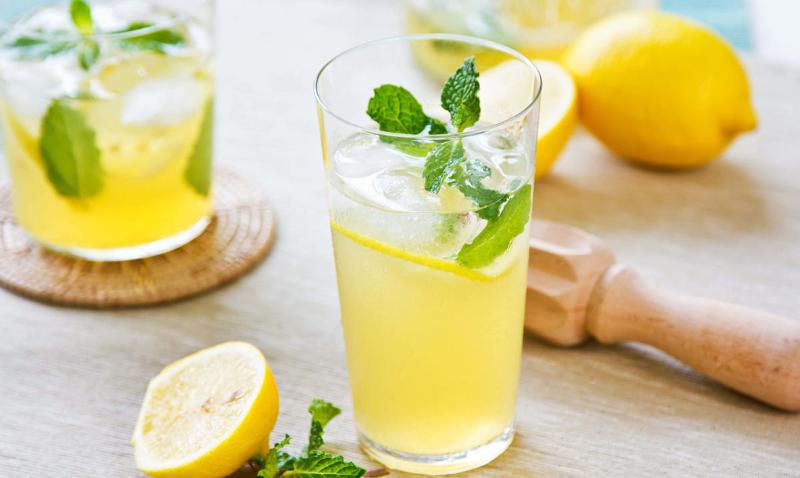 Теплая лимонная вода для красоты и отличного настроения